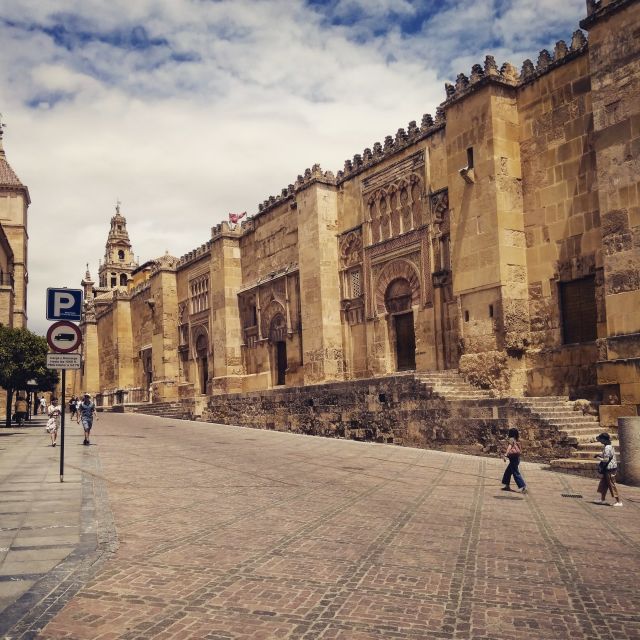 Córdoba Daily Highlights Bike Tour - Corredera Square to the Roman Bridge: River Views and Big-City Drama