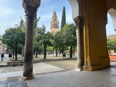 CÓRDOBA: Guided tour of the Mosque-Cathedral IN SPANISH WITH TICKETS - Meeting at the Deans’ Gate: find the yellow umbrella and go