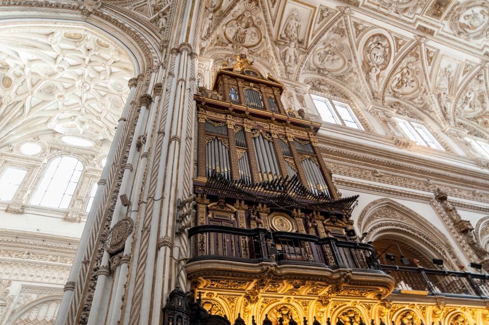 Cordoba: Jewish Quarter and Mosque-Cathedral Guided Tour - Stop 1: the Córdoba Synagogue details that make the door worth slowing down