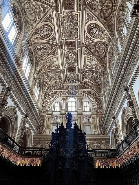 Córdoba: Mosque-Cathedral Guided Tour - Entering the cathedral-mosque interior: columns, arches, and scale