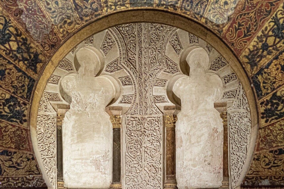 Córdoba: Mosque-Cathedral Guided Tour - Guides, languages, and what to expect from the human side