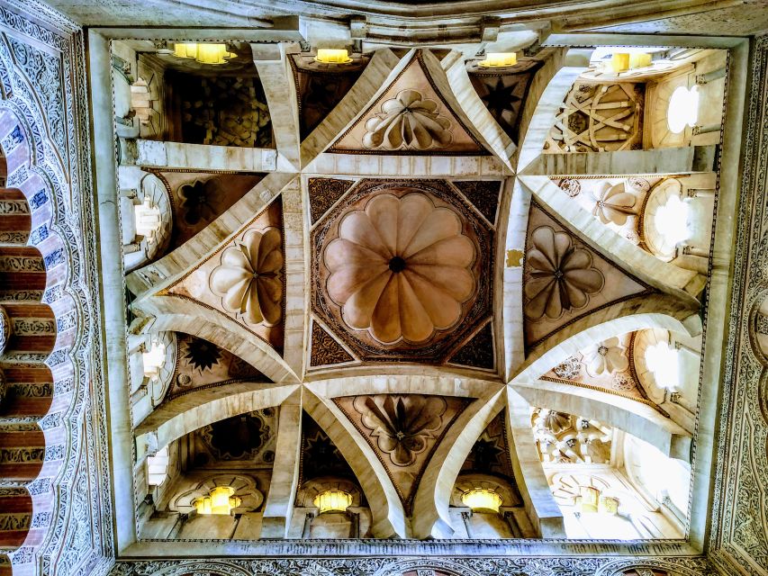 Córdoba: Mosque-Cathedral Guided Tour - Meeting point and timing: the green umbrella rule