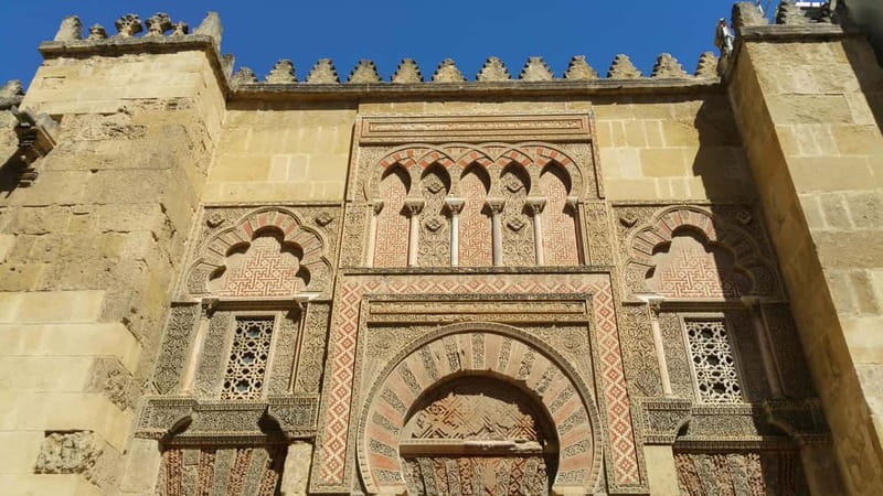 Córdoba: Mosque-Cathedral Guided Tour with Tickets Included - Umayyad Córdoba inside: horseshoe arches and the prayer hall feel
