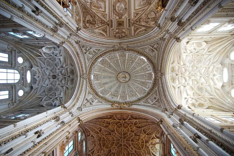 Córdoba: Mosque-Cathedral, Jewish Quarter and Alcázar Tour - Mezquita-Catedral de Córdoba: Double Arches, Mihrab Focus, and Photo Time