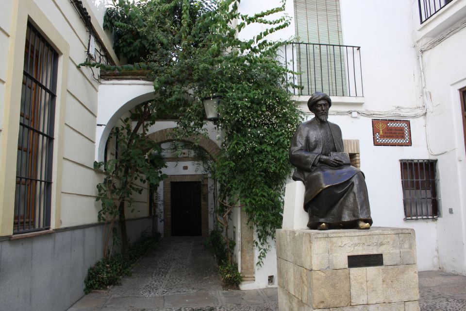 Córdoba: Mosque, Jewish Quarter and Alcázar 3-Hour Tour - Walking the Jewish Quarter: Maimonides and the street-level monuments