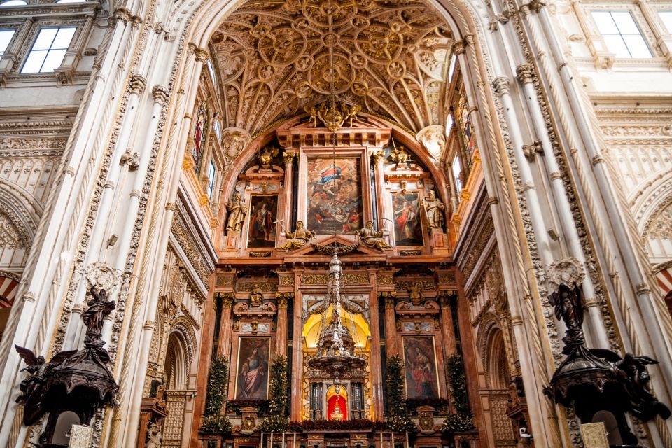 Córdoba: Skip-the-Line Great Mosque-Cathedral History Tour - Finding the guide: the olive tree by Fuente de Santa María