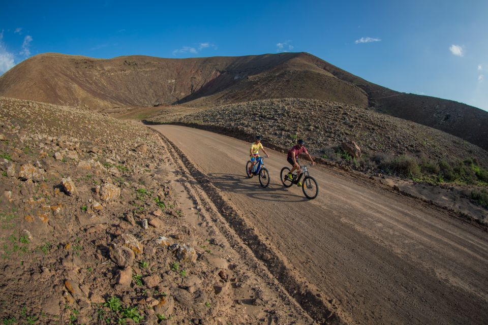 Corralejo: E-Bike Rental with Map to Popcorn Beach - Electric Legs setup in Corralejo: bikes, kit, and fast confidence