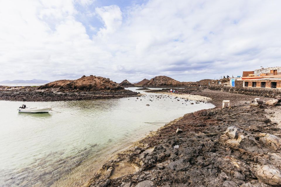 Corralejo: Lobos Island Catamaran Tour with Drinks & Snorkel - Lunch, Drinks, and the Little Touches That Matter