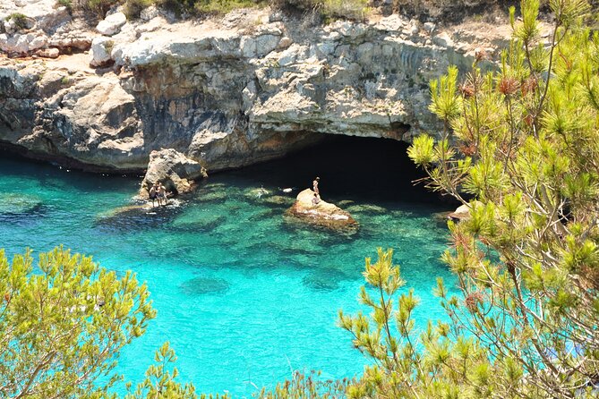Discover Cala des Moro and S’Almunia the smart way - Stop 2: Cala s’Almunia, fishermen houses, and the optional 3m cave jump