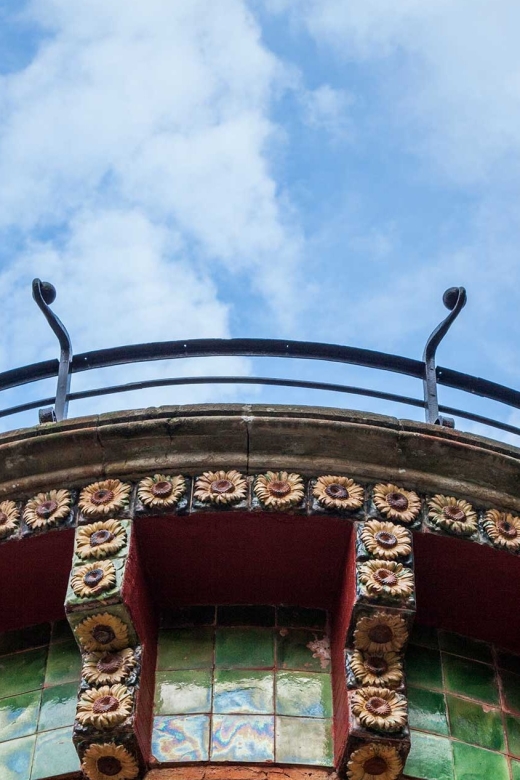 El Capricho Entrance Ticket - Tickets: Self-Guided vs Guided Tour (And What Changes)