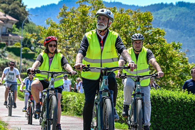 Electric bike tour with optional pick-up for cruisers - Meet Javi and get rolling with confidence