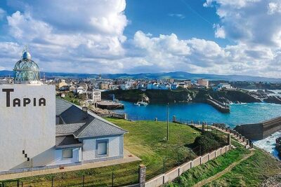 Excursion From Santiago to: Lugo, Catedrais Beach and Asturias - Playa de las Catedrales: where the rock arches make sense