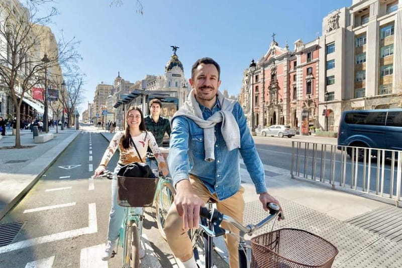 Explore Madrid by bike taking photos with Benja - Gran Vía and Alcalá Gate: classic Madrid without the slog
