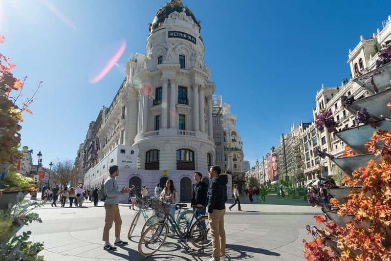 Explore Madrid by bike taking photos with Benja - Regular bike vs electric bike: what to choose without overthinking it