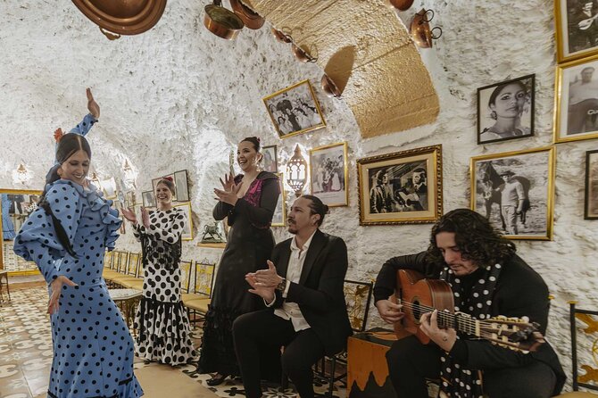 Flamenco show at Cueva Los Amayas, in Sacromonte - Seats, heat, and stairs: the practical reality