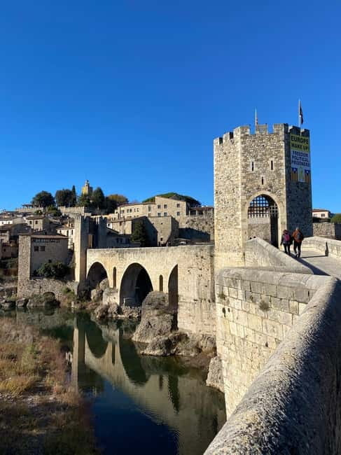From Barcelona: Girona, Besalú & Medieval Villages Day Trip - Castellfollit de la Roca: the basalt cliff stop and the Sant Salvador viewpoint