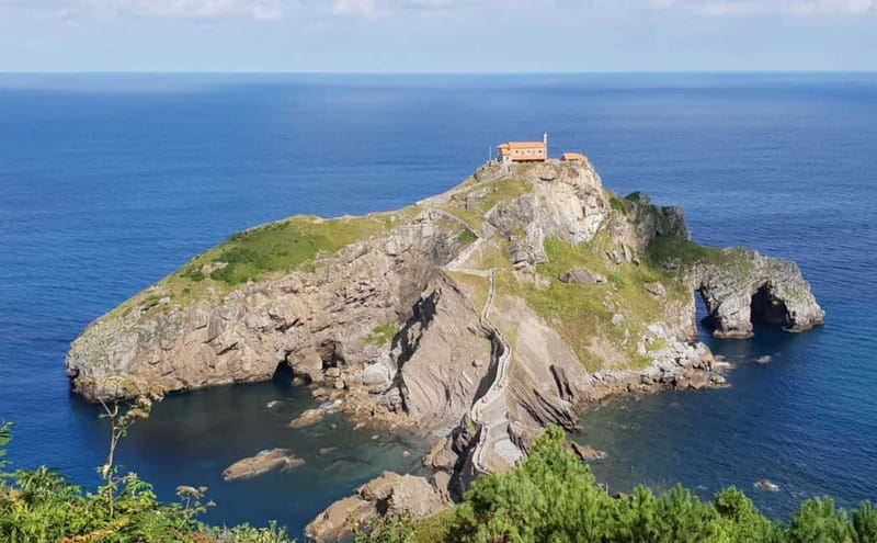 From Bilbao: Gaztelugatxe, Mundaka, and Guernica Tour - Mundaka in Urdaibai: Fishing village charm and a surfer’s favorite wave