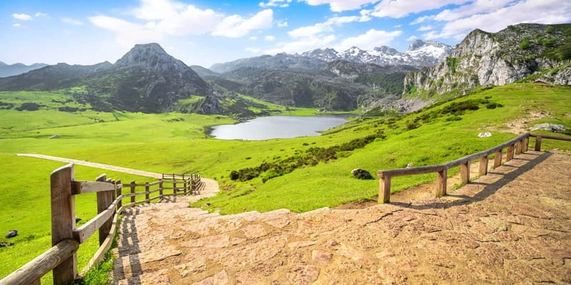 From Cangas de Onis: Covadonga Lakes Guided Day Trip - Back in Cangas de Onís: lunch and apple cider breaks