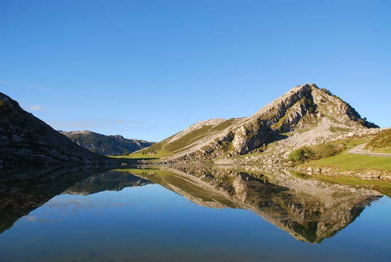 From Gijón: Covadonga Lakes, Cangas de Onís and Lastres - Covadonga Lakes (Lake Ercina and Lake Enol): where the glacial water shows up