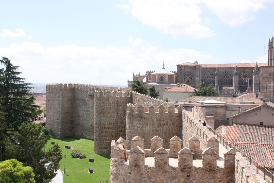 From Madrid: Avila and Segovia Full-Day Tour - Alcázar de Segovia: the castle that looks like a ship