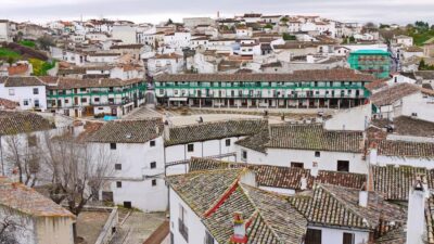 From Madrid: Guided Day Trip to Chinchon, Aranjuez & Toledo - Meeting point at Plaza de Neptuno: find the red uniform