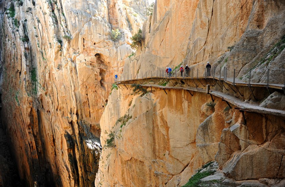 From Málaga: Caminito del Rey Small-Group Tour with Picnic - Walking the Caminito Del Rey Gorge: What the Experience Really Feels Like