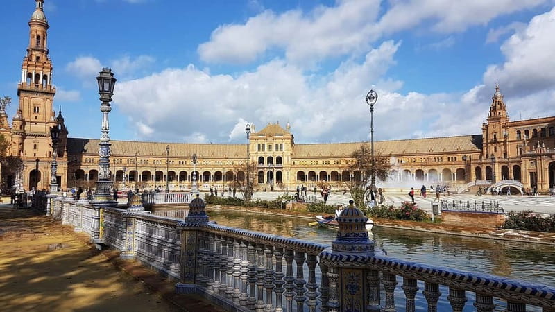 From Malaga: Seville Day Trip with Real Alcázar Tickets - Santa Cruz on your own: using Puerta de Jerez as your launch point
