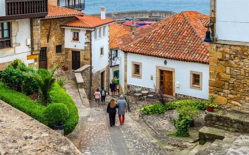 From Oviedo: Covadonga Lakes, Cangas de Onís, and Lastres - Cangas de Onís lunch and walking time: fuel, cider, and a real town stop