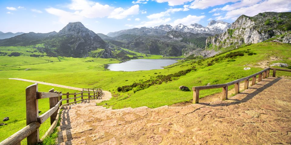 From Santander or Llanes: Covadonga Lakes & Cangas de Onis - Lagos de Covadonga: where the scenery turns quiet and huge