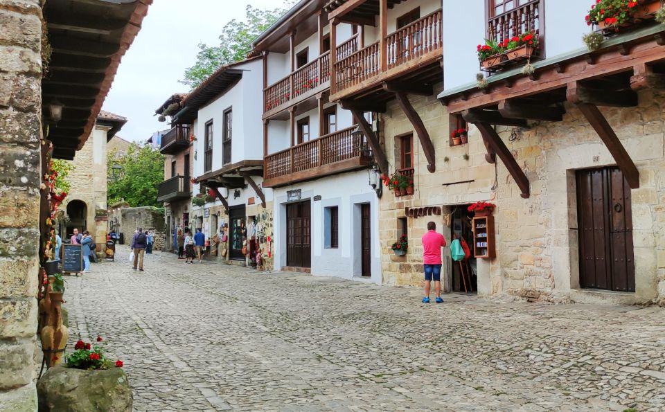 From Santander: Santillana del Mar & Altamira Museum Tour - Walking the pedestrian streets of Santillana del Mar