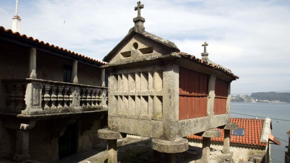 From Santiago: Tour to Rias Baixas with Boat Trip and Winery - Albariño vineyards and winery tasting in Rías Baixas