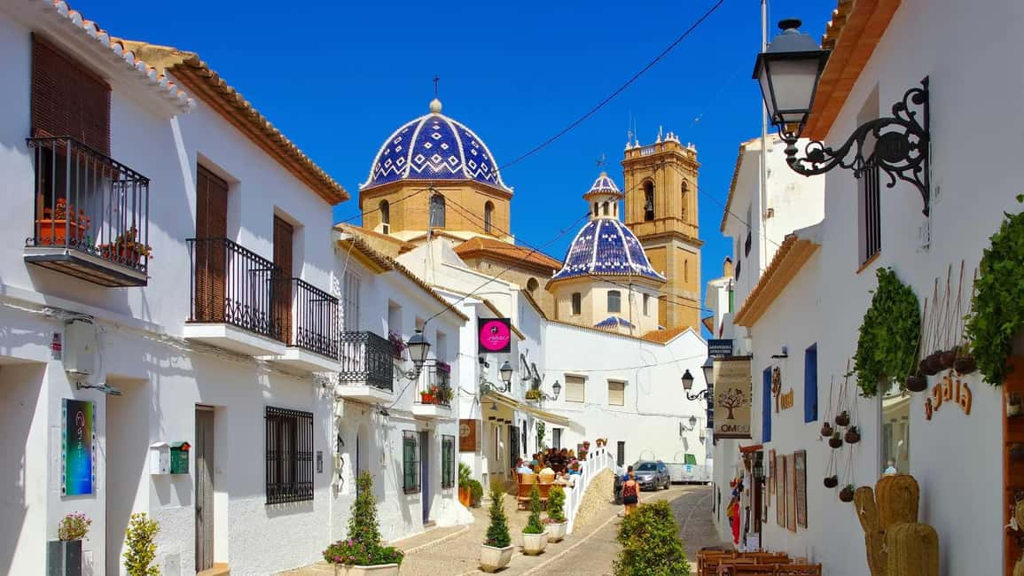 From Valencia: Guadalest, Altea & Algar Waterfalls Day Trip - Altea’s old town: white streets, flowered corners, and the blue-domed church