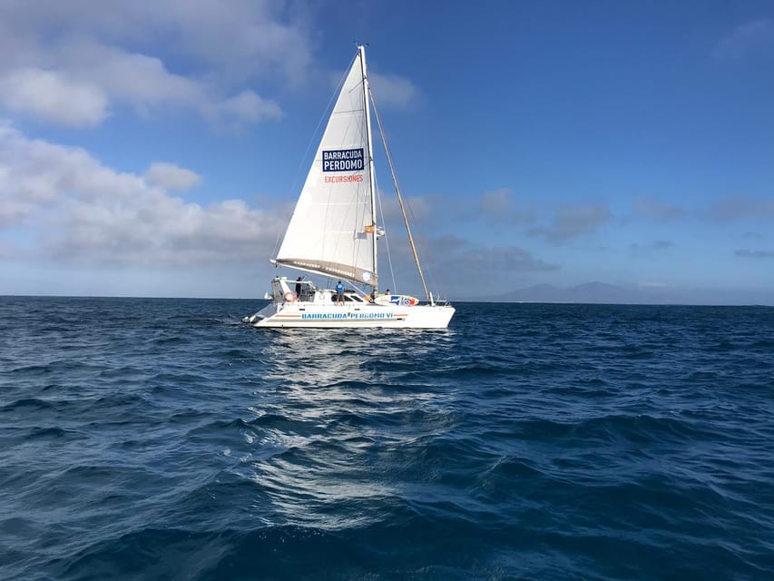 Fuerteventura : Catamaran excursion to Lobos Island - Crew energy and languages: why Valentina, Adolpho, Hassan matter