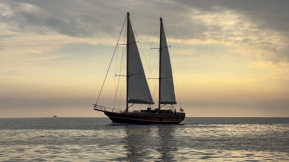 Fuerteventura: Sunset boat trip with DJ, Food & Drinks - What the onboard DJ actually changes about your evening