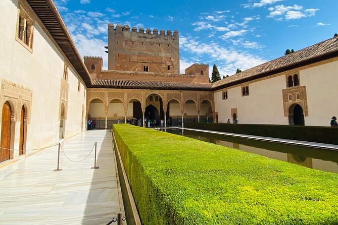 Full-Day Alhambra from Malaga: Choose Your Access & Pick Up Point - The Granada pause before entry: how to use your short free time