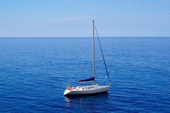 Full-day sailing excursion along the coast - The boat and the motor: what to expect when the wind drops