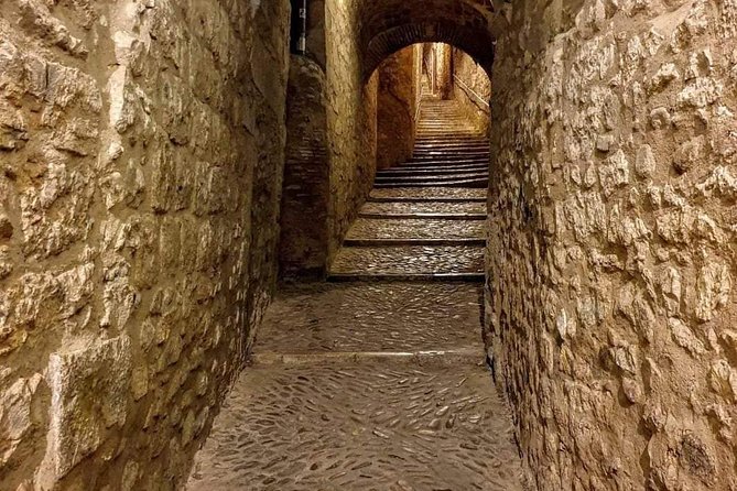 Game Of Thrones Walking Tour in Girona - Carrer Ferran el Catòlic: Arabian Baths, Convent Layers, and a Photo Pause