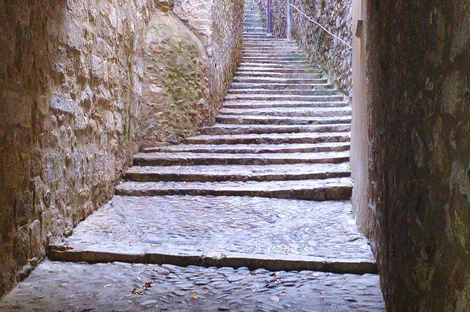 Game Of Thrones Walking Tour in Girona - Plaça dels Jurats and the Monastery of Sant Pere de Galligans Cloisters