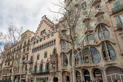 Gaudi & Sagrada Familia Donation-Based Tour in English - Meeting at Plaça Reial and walking your way to modernist Barcelona