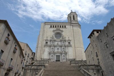 Girona Full Day Tour from Barcelona - First Stop at Muralles de Girona: Walls, Legends, and Quick Orientation