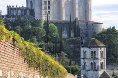 Girona Guided Tour with Cathedral, Arab Baths & St Feliu Basilica - Girona Cathedral: a guided 40-minute visit to Santa María