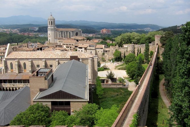 Girona History and Legends Tour Small Group from Girona - Stop 1 in Girona: Medieval lanes and the Jewish Quarter story