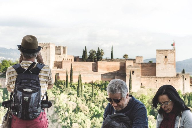 Golden Hour in Granada: Sunset Walking Tour with Play Granada - Sacromonte: cave-house scenery and the evening mood