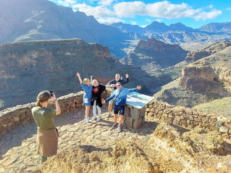 Gran Canaria: Red Gorge, Cave, Oasis Adventure Tour & Picnic - Oasis trails and the island’s water lesson