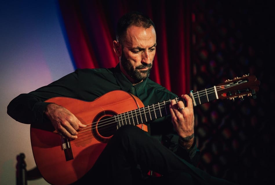 Granada: 1-Hour Traditional Flamenco Show at Palacio - Pre-show drinks in the bar: a simple way to get in the mood