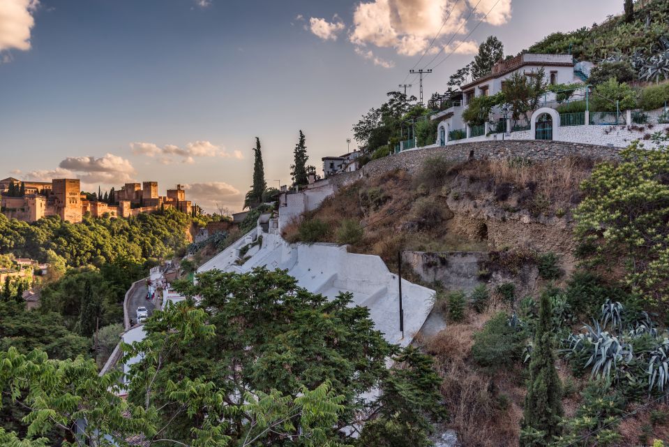 Granada: Albaicin and Sacromonte Evening Walking Tour - Meeting at Plaza Isabel la Católica (and orienting fast)