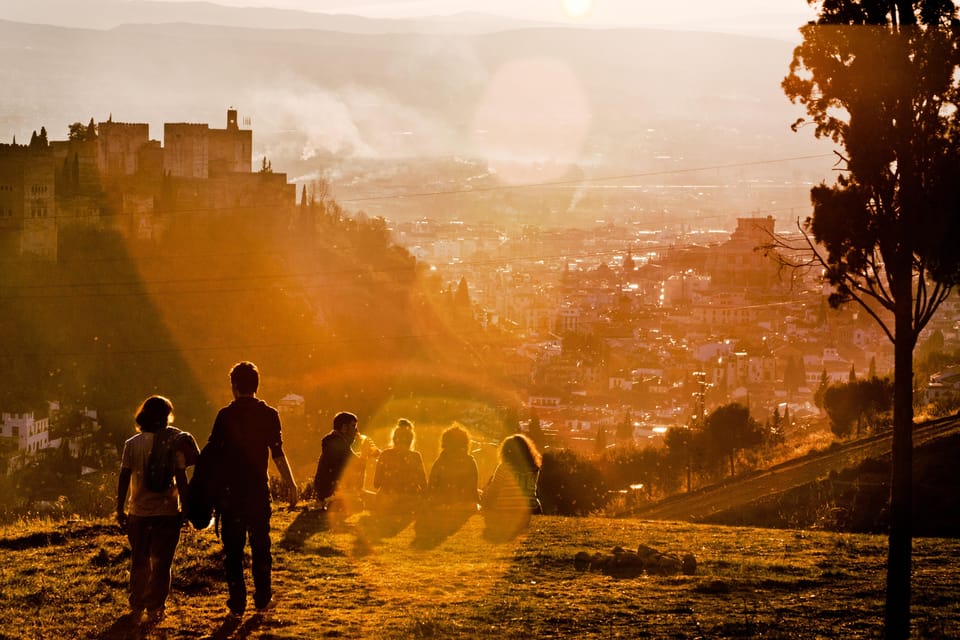 Granada: Albaicín and Sacromonte Guided Sunset Walking Tour - Mezquita Mayor de Granada: connecting Islamic heritage to the street you walk