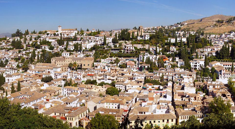 Granada: Albaicín and Sacromonte Walking Tour - Old gates and plazas on the way: Puerta de las Pesas and Plaza Larga