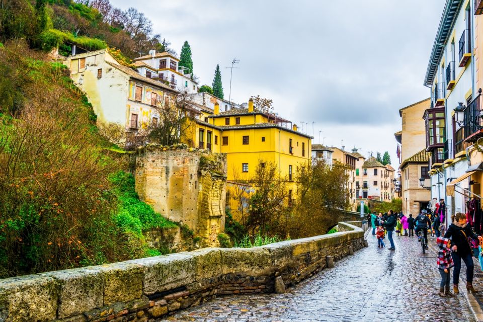 Granada: Albaicín and Sacromonte Walking Tour - Reaching Sacromonte: flamenco, caves, and the people behind the shapes