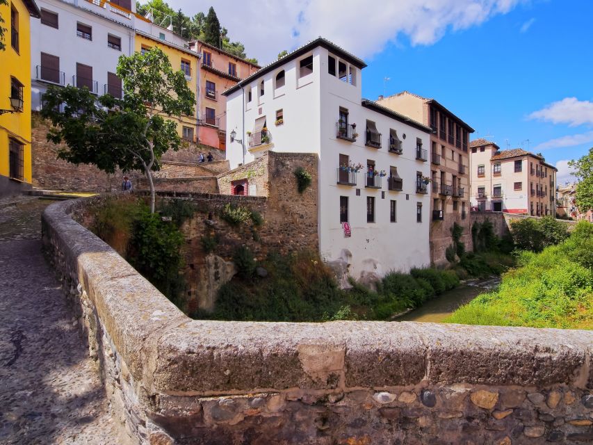 Granada: Albaicín and Sacromonte Walking Tour - Cuesta del Chapiz and Paseo de los Tristes: slow down, look back, keep listening
